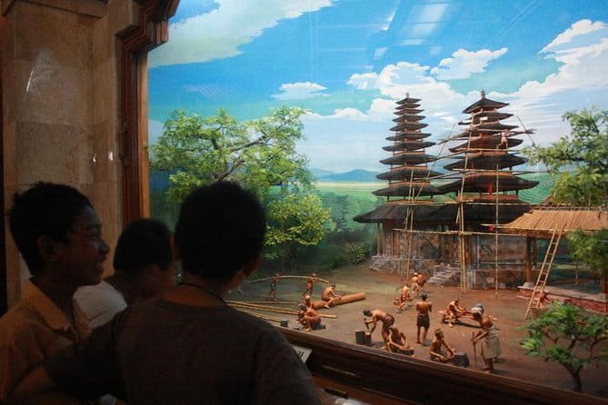 Bali Car-Charter: Half Day Denpasar City Tour - Badung Traditional Market: shopping energy and a side of culture