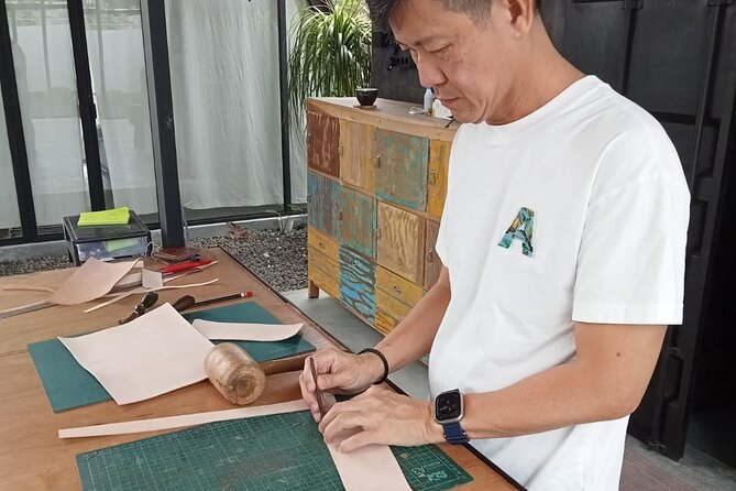 Bali Leather Craft Workshop - 6 hours ( canggu / seminyak) - Customization: Thread Color, Leather Texture, and Your Final Look