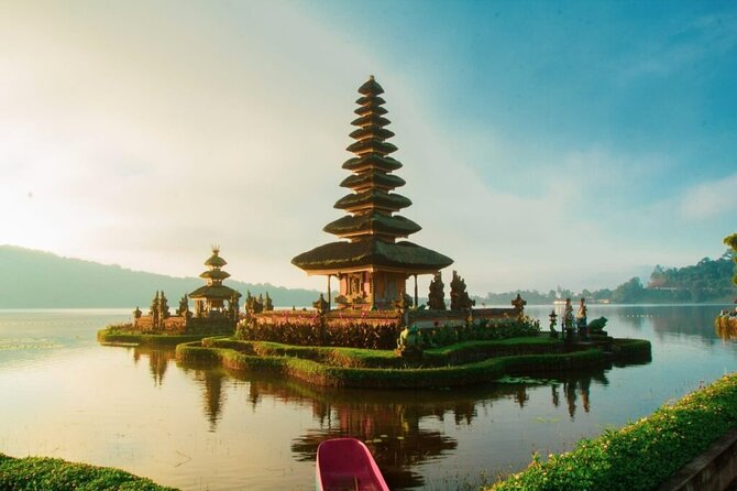 Bali Private Tour: Handara Iconic Gate, Watefall and Temple - Handara Iconic Gate: the classic Bali gate pose, no running around