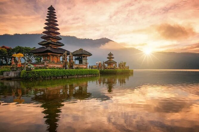 Bali Private Tour: Handara Iconic Gate, Watefall and Temple - Ulun Danu Beratan Temple at Lake Bratan: culture by the water