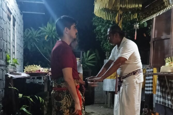 Blessing and Traditional Healing at Balian Jro Gede Eka Sukawati - The physical side: massage plus herbs oil