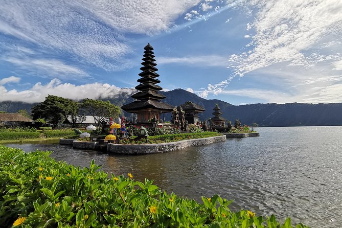 Bratan Temple, Banyumala Twin Waterfall, Jatiluwih Rice terrace and Tanah Lot - Ulun Danu Bratan Temple: the floating temple effect, up close