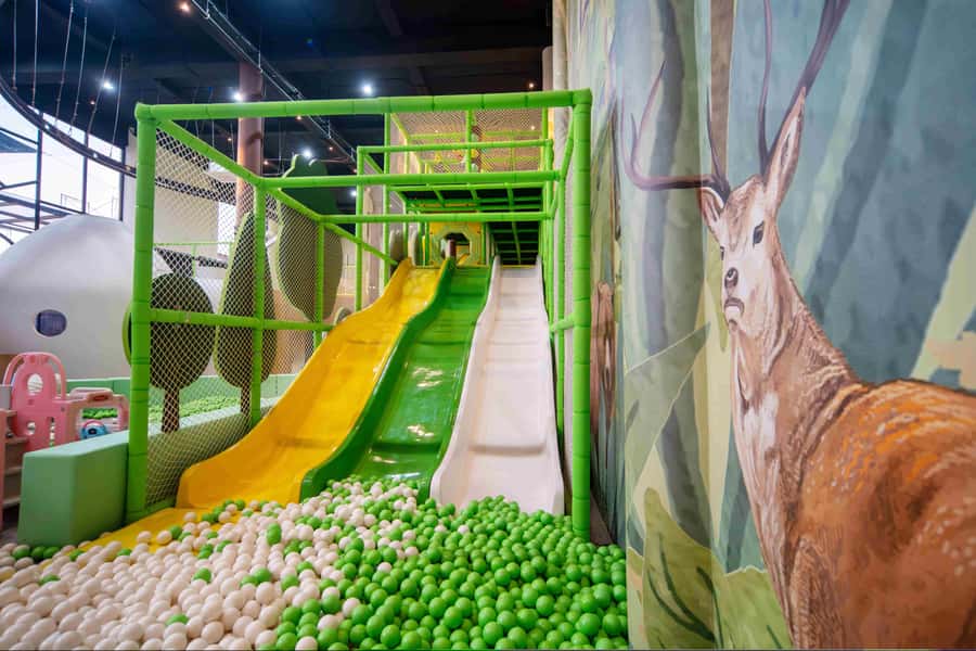 Canggu: Entry Ticket to Mai Main Indoor Playground - For parents: restaurant breaks, coffee energy, and staying sane