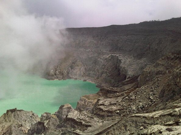 From Bali: 24-Hour Kawah Ijen Blue Flames, Dinner & Room - Why Kawah Ijen looks different in real life