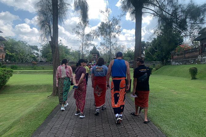 Full Day Tour Bedugul Sightseeing and Tanah Lot Temple - Handara Gate: one iconic arch, many angles