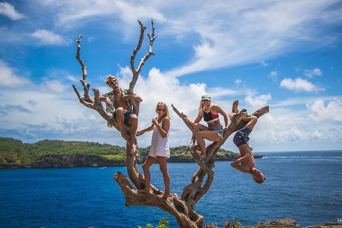 Nusa Penida Instagram Tour: Legendary Spots (Private & All-Inclusive) - Crystal Bay: black sand, clear-looking water, and snorkel gear