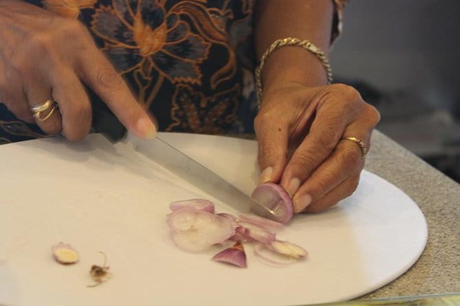 Private Javanese Cooking Class with Dotty in Tumbak Bayuh, Canggu - Inside the kitchen: chopping, grinding, and learning the logic