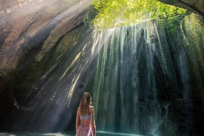 Private Tour Lempuyang, Tirta gangga, tukad Cepung Waterfall - Tukad Cepung Waterfall: the hidden cave and the light shaft effect