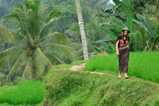 Private Tour Ubud: Swing at Rice Field with Temple and Waterfall - Jalan Raya Andong and Ubud Art Market: a dose of local creativity