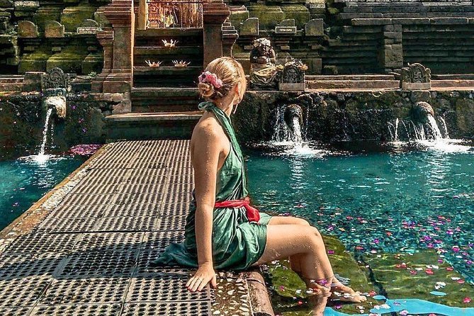 Tanah Lot Temple, Waterfall & Ubud Tour (Private & All-Inclusive) - Kanto Lampo Waterfall: Black Rocks, Split Water, and Getting Wet